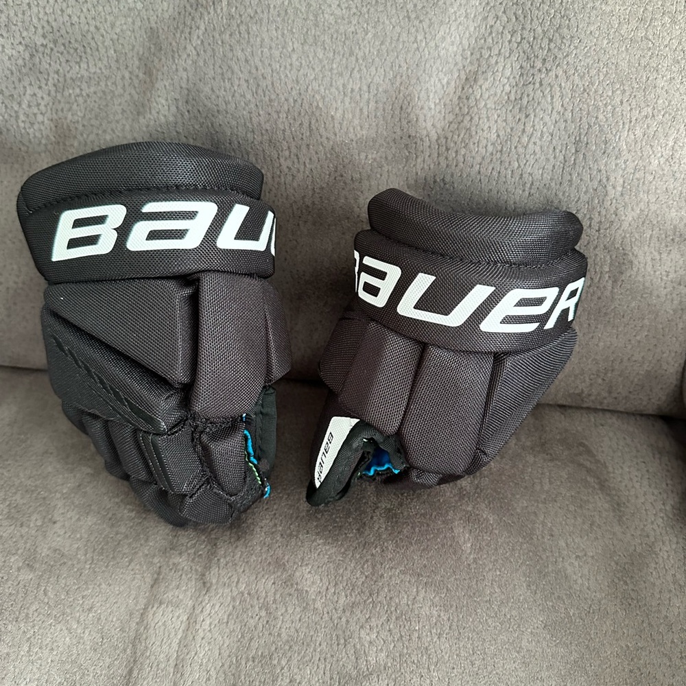 Youth Bauer hockey gloves, like new!